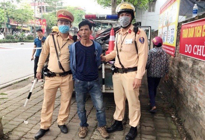 CSGT phát hiện tài xế giấu ma túy ngay trong ngày đầu ra quân tổng kiểm soát ảnh 1