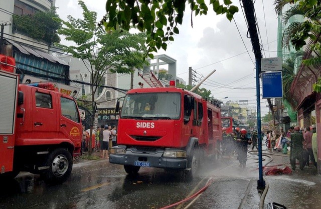 Cháy xưởng sản xuất giày dép ở TP.HCM, người dân ôm đồ bỏ chạy ảnh 2