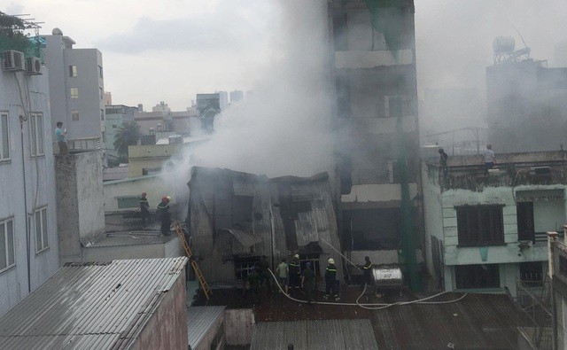 Cháy xưởng sản xuất giày dép ở TP.HCM, người dân ôm đồ bỏ chạy ảnh 3