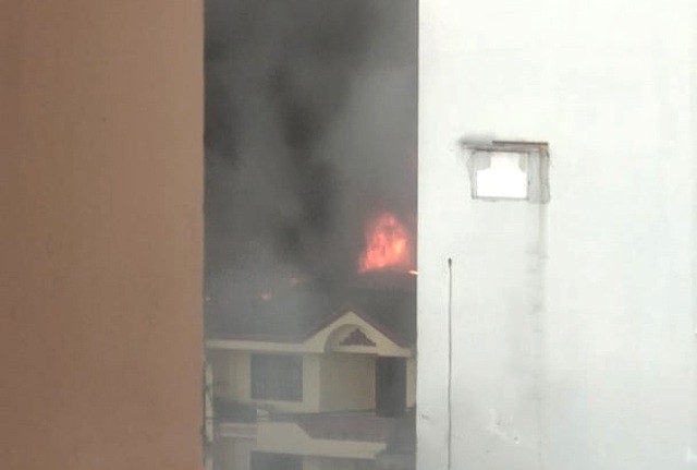 Cháy xưởng sản xuất giày dép ở TP.HCM, người dân ôm đồ bỏ chạy ảnh 1