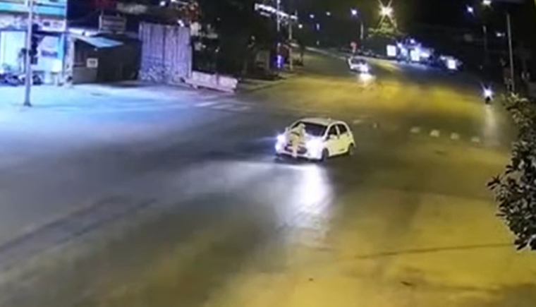 Khởi tố tài xế hất CSGT lên nắp ca pô rồi phóng bạt mạng ảnh 1