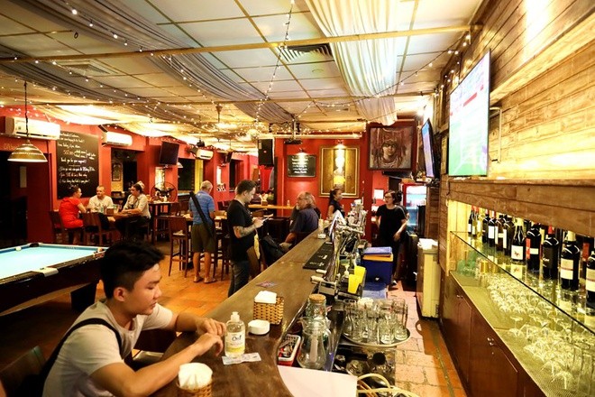 Quán bar Buddha phải gỡ bỏ toàn bộ tranh tượng, bảng hiệu liên quan Phật giáo ảnh 1