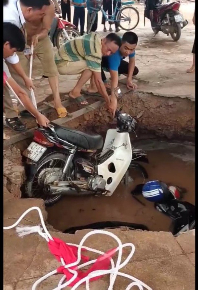 ‘Hố tử thần’ nuốt trọn 2 xe máy trong trường tiểu học ảnh 1