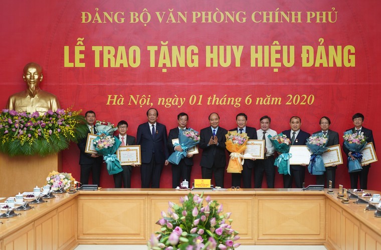Thủ tướng dự lễ trao Huy hiệu Đảng của Đảng bộ Văn phòng Chính phủ ảnh 1