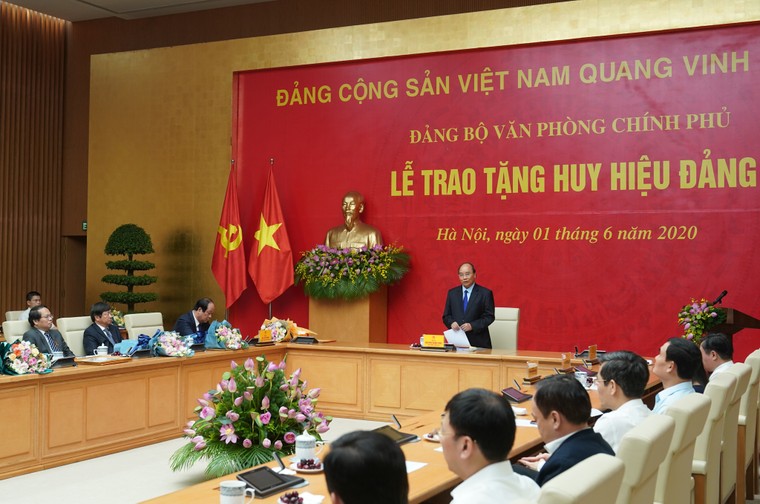 Thủ tướng dự lễ trao Huy hiệu Đảng của Đảng bộ Văn phòng Chính phủ ảnh 2