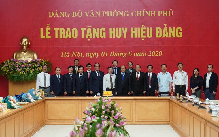 Thủ tướng dự lễ trao Huy hiệu Đảng của Đảng bộ Văn phòng Chính phủ ảnh 3