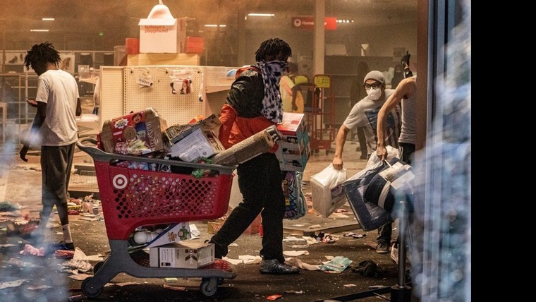 Người biểu tình tàn phá Apple Store và nhiều cửa hàng Mỹ ảnh 4
