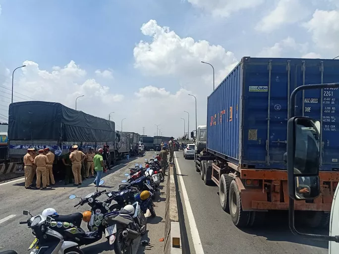 11 ô tô đâm nhau liên hoàn, Quốc lộ 1A kẹt xe nhiều giờ đồng hồ ảnh 5