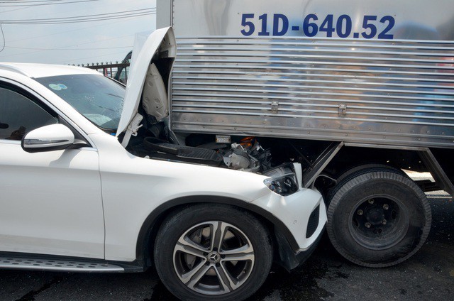 11 ô tô đâm nhau liên hoàn, Quốc lộ 1A kẹt xe nhiều giờ đồng hồ ảnh 3