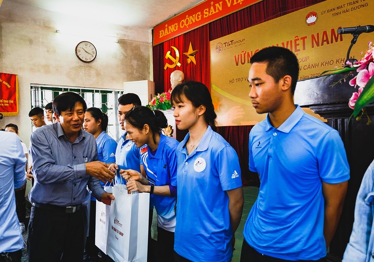 Chuyện về những đôi tay bàn tay ấm mùa Covid-19: Bởi vẻ đẹp cuộc đời là cho đi ảnh 5