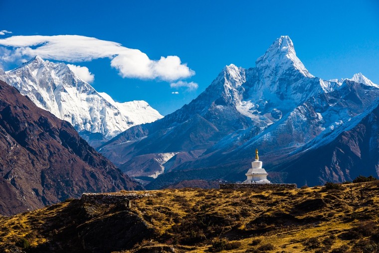 Đỉnh núi cao nhất châu Á thuộc dãy núi nào sau đây?