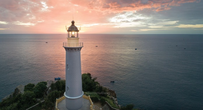 Tháp đèn hải đăng có thể phát tín hiệu ánh sáng đi xa bao nhiêu hải lý?