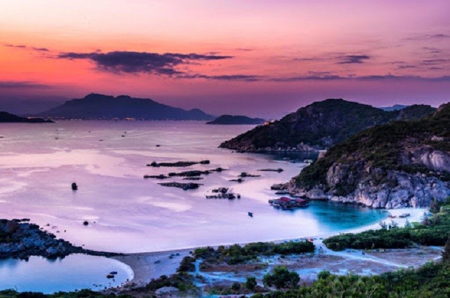 Đảo này có diện tích khoảng bao nhiêu km²?