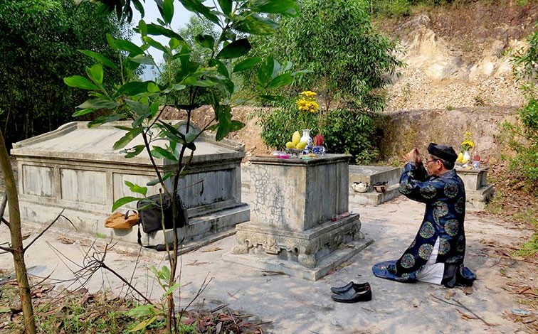 Năm 2008, tẩm mộ của bà được cải táng về đâu?