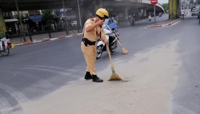 Dọn cát rơi vãi trên đường, CSGT Hà Nội được người đi đường tặng khẩu trang ảnh 1