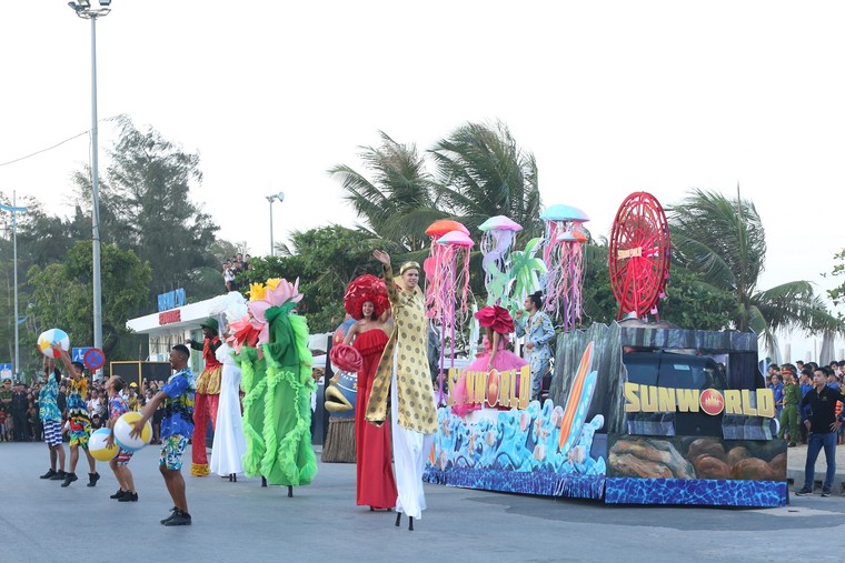 Du khách phấn khích với không khí Carnival rực rỡ sắc màu tại thành phố biển Sầm Sơn ảnh 5