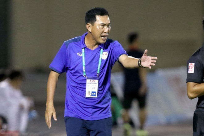 HLV Phố Hiến lên tiếng sau sự cố bóp cổ cầu thủ An Giang ảnh 1
