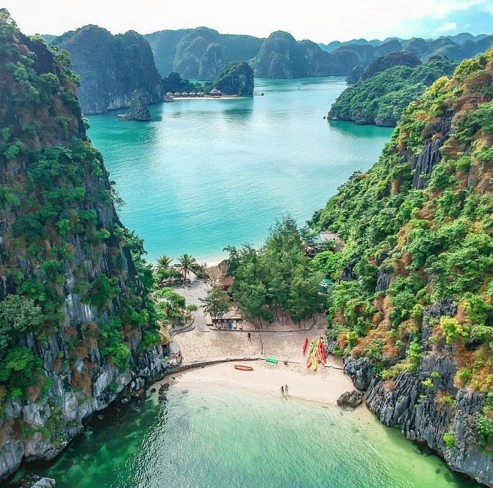 Chẳng cần đi Âu đi Á, 'vịnh biển đẹp nhất thế giới' đang chờ bạn khám phá ngay mùa hè này ảnh 3