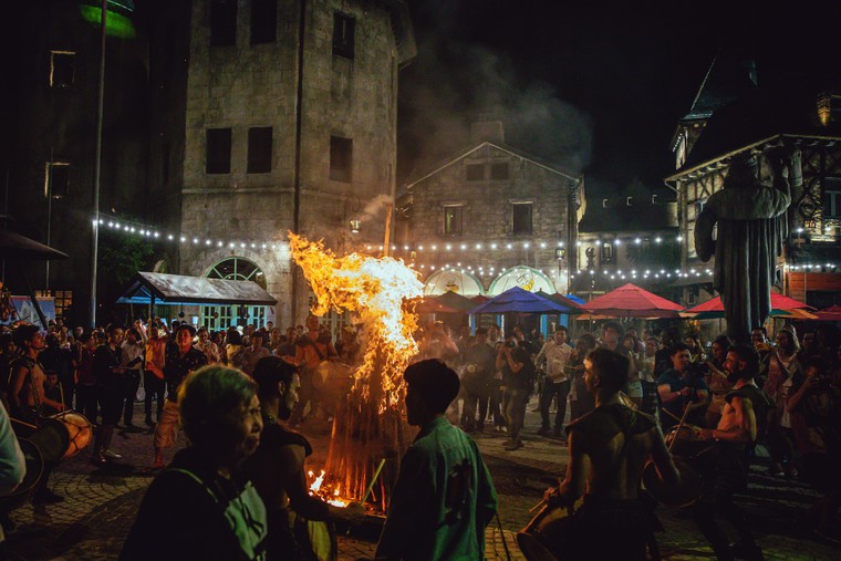 Trót lỡ hẹn ban ngày, bạn sẽ thấy mình may mắn khi chọn khám phá Bà Nà Hills về đêm ảnh 1