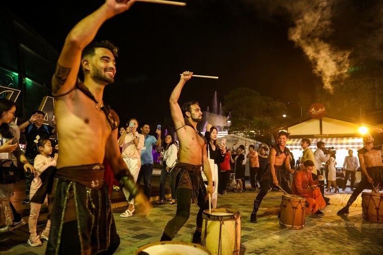 Trót lỡ hẹn ban ngày, bạn sẽ thấy mình may mắn khi chọn khám phá Bà Nà Hills về đêm ảnh 2