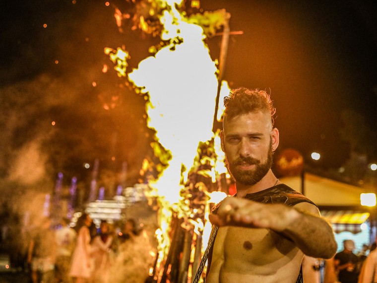 Trót lỡ hẹn ban ngày, bạn sẽ thấy mình may mắn khi chọn khám phá Bà Nà Hills về đêm ảnh 3