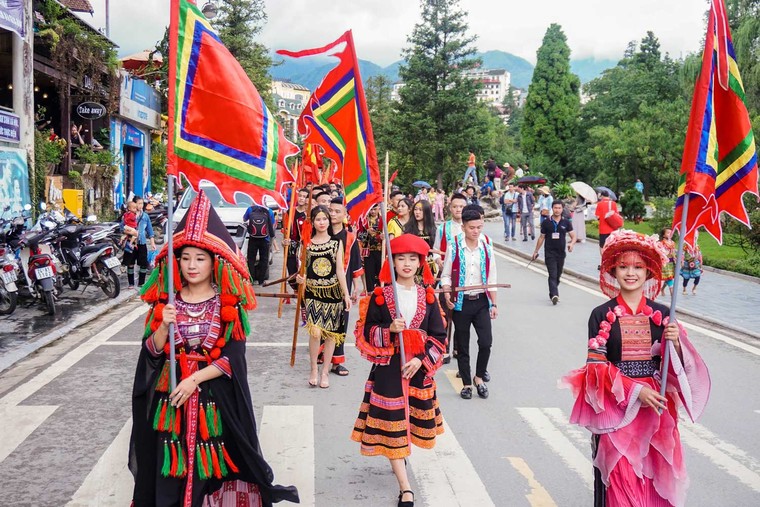 Du khách đổ lên Sa Pa hào hứng xem đua ngựa ảnh 2