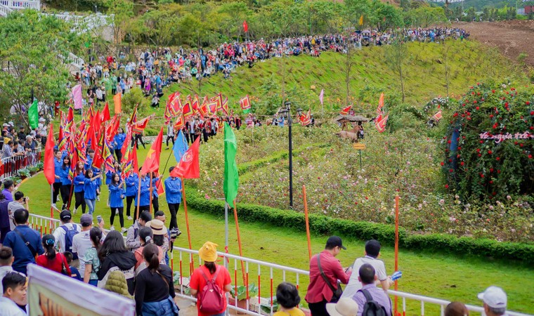 Du khách đổ lên Sa Pa hào hứng xem đua ngựa ảnh 5