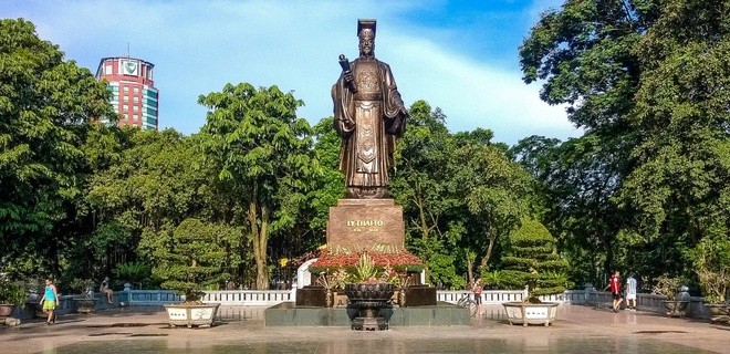 Lý Công Uẩn từng ôm xác vua nào than khóc thảm thiết?