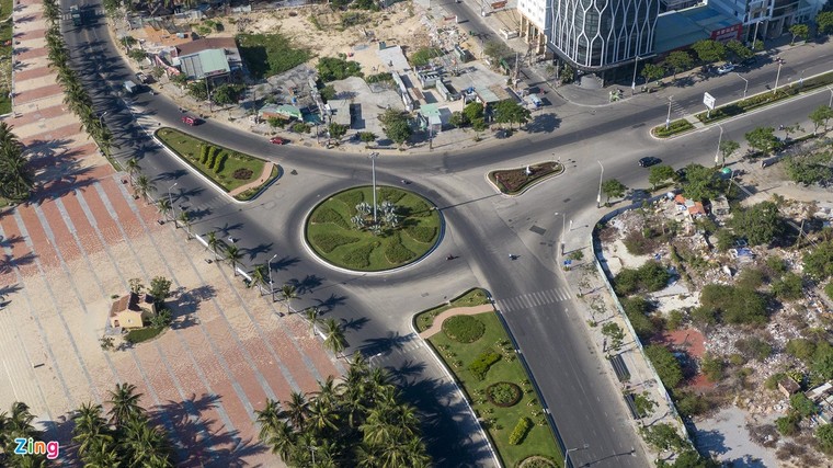 Đường phố Đà Nẵng vắng lặng trong ngày đầu giãn cách xã hội ảnh 2