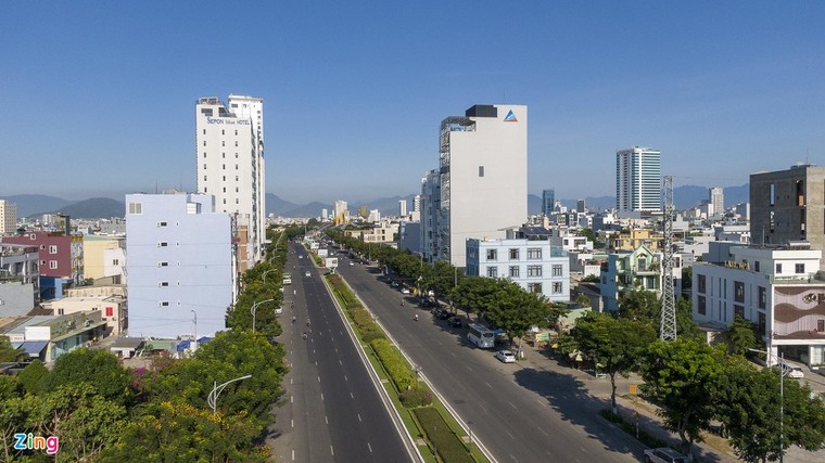 Đường phố Đà Nẵng vắng lặng trong ngày đầu giãn cách xã hội ảnh 1
