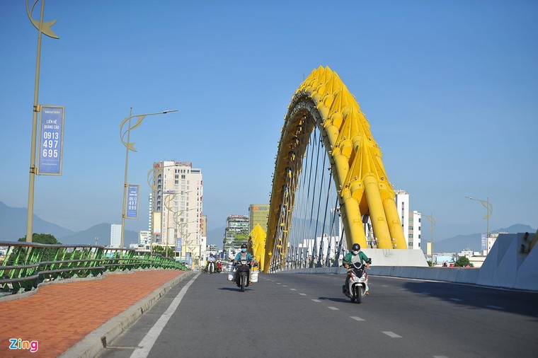 Đường phố Đà Nẵng vắng lặng trong ngày đầu giãn cách xã hội ảnh 3