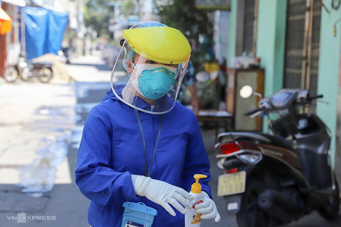 Đường phố Đà Nẵng vắng lặng trong ngày đầu giãn cách xã hội ảnh 13