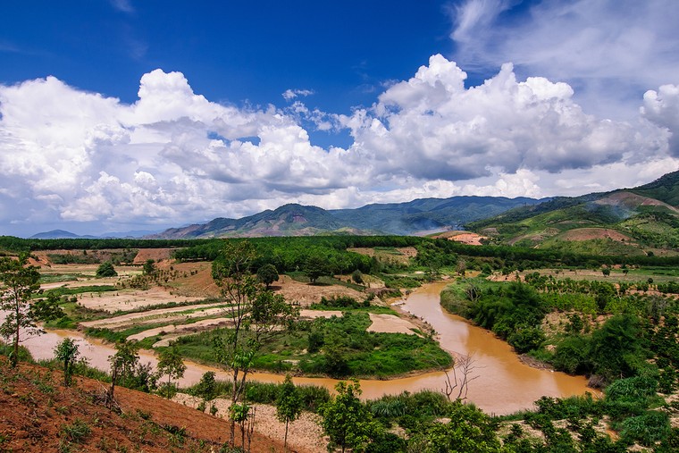 Tỉnh Kon Tum có địa hình chủ yếu là gì?