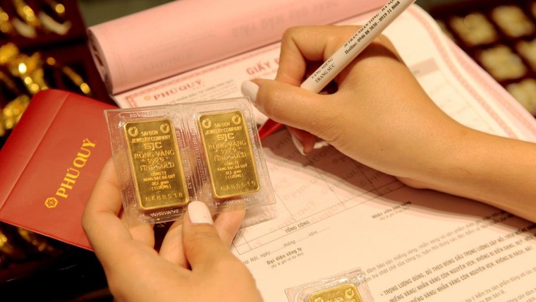 Vì sao giá vàng tăng ‘điên cuồng’, vượt 62 triệu đồng/lượng rồi lao dốc mạnh? ảnh 1