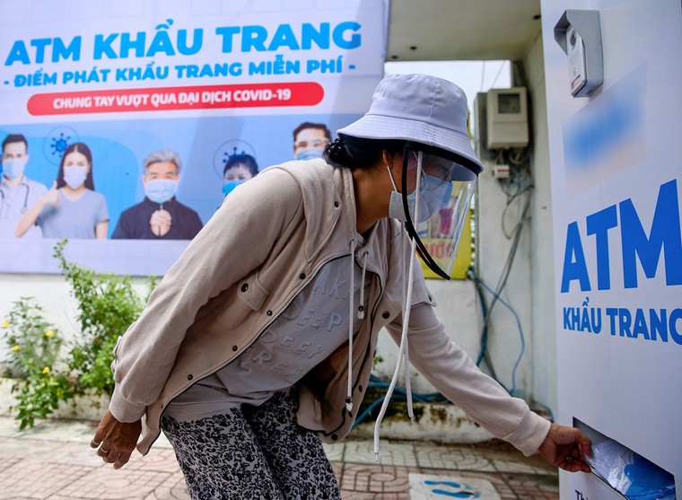 Sau ‘ATM gạo’, ‘ATM khẩu trang miễn phí’ xuất hiện tại TP.HCM ảnh 1