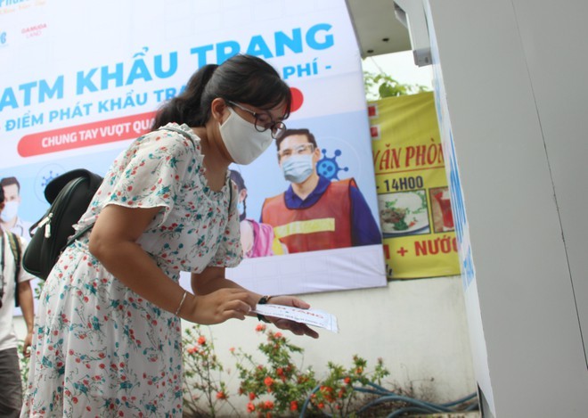 Sau ‘ATM gạo’, ‘ATM khẩu trang miễn phí’ xuất hiện tại TP.HCM ảnh 6
