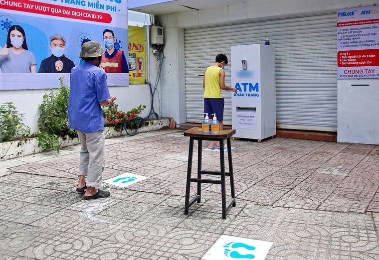 Sau ‘ATM gạo’, ‘ATM khẩu trang miễn phí’ xuất hiện tại TP.HCM ảnh 3