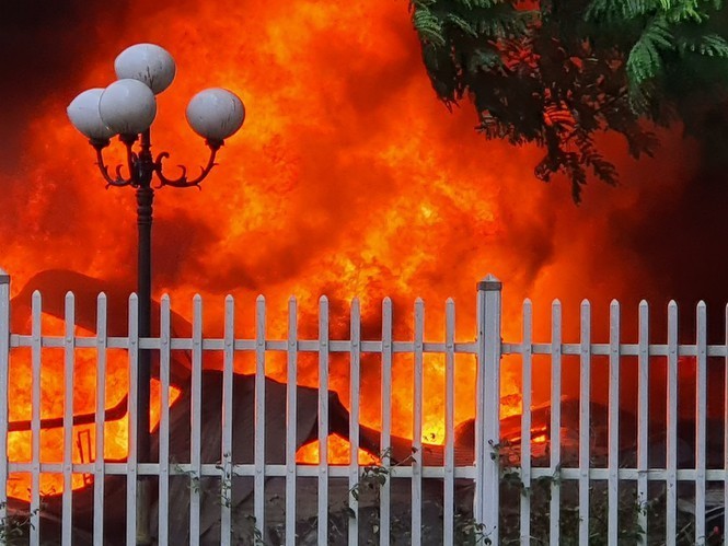 Toàn cảnh vụ cháy kho chứa sơn rộng 1.500 m2 ở Bắc Ninh ảnh 1