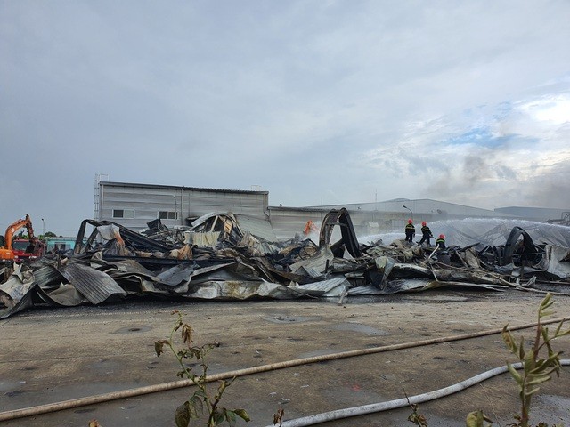 Toàn cảnh vụ cháy kho chứa sơn rộng 1.500 m2 ở Bắc Ninh ảnh 9