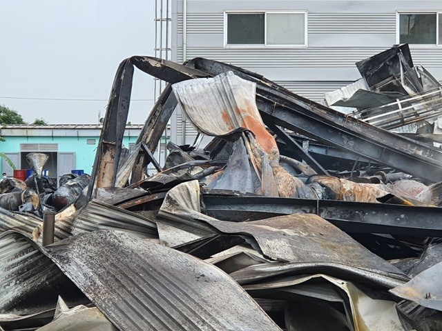 Toàn cảnh vụ cháy kho chứa sơn rộng 1.500 m2 ở Bắc Ninh ảnh 6