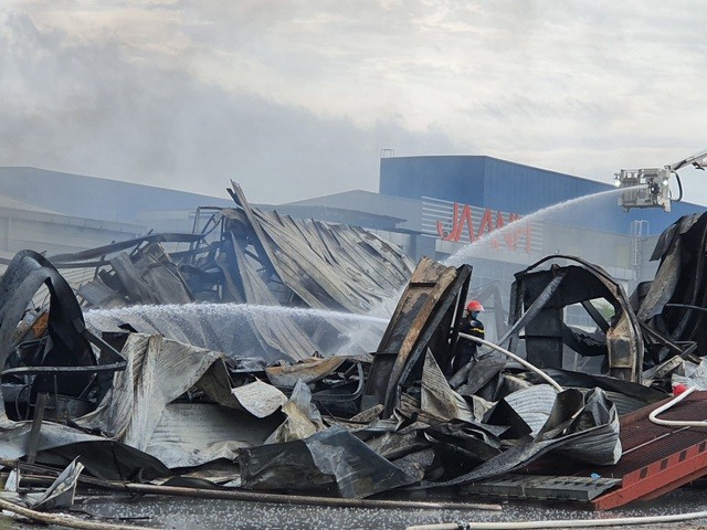 Toàn cảnh vụ cháy kho chứa sơn rộng 1.500 m2 ở Bắc Ninh ảnh 7