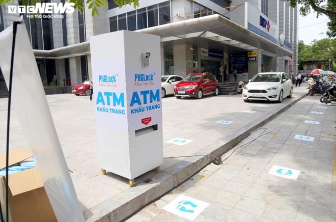 Cây 'ATM khẩu trang' miễn phí giúp người Hà Nội chống COVID-19 ảnh 1