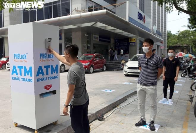 Cây 'ATM khẩu trang' miễn phí giúp người Hà Nội chống COVID-19 ảnh 4