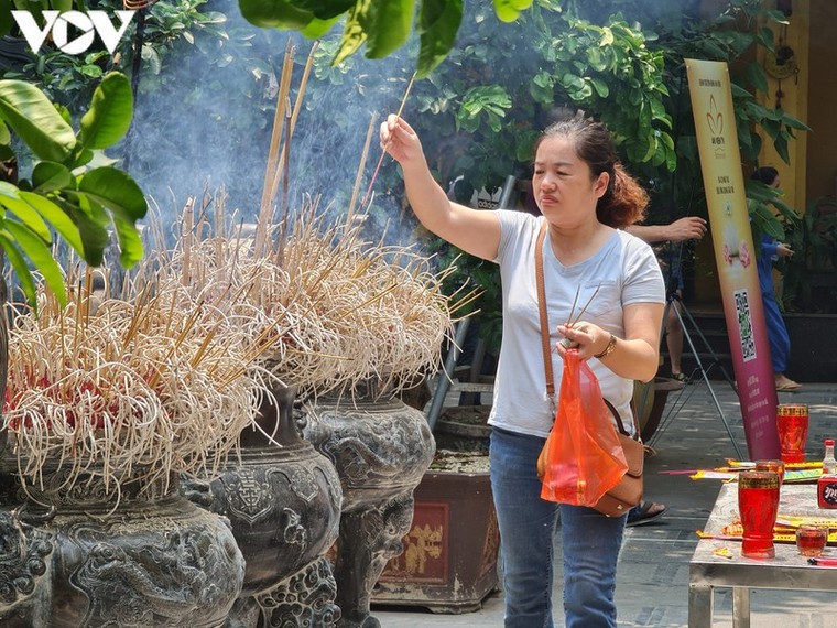 Chùa chiền ở Hà Nội vắng vẻ, lác đác người dân đi lễ trong ngày Rằm tháng 7 ảnh 5