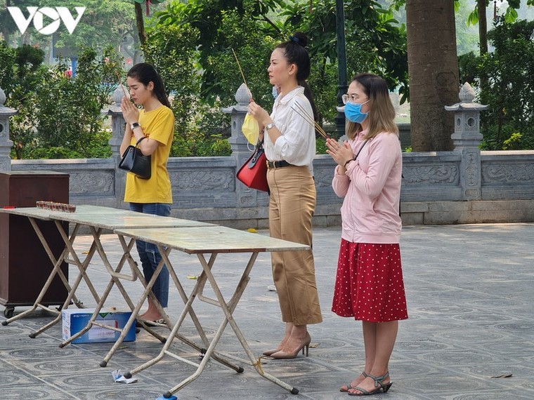 Chùa chiền ở Hà Nội vắng vẻ, lác đác người dân đi lễ trong ngày Rằm tháng 7 ảnh 11