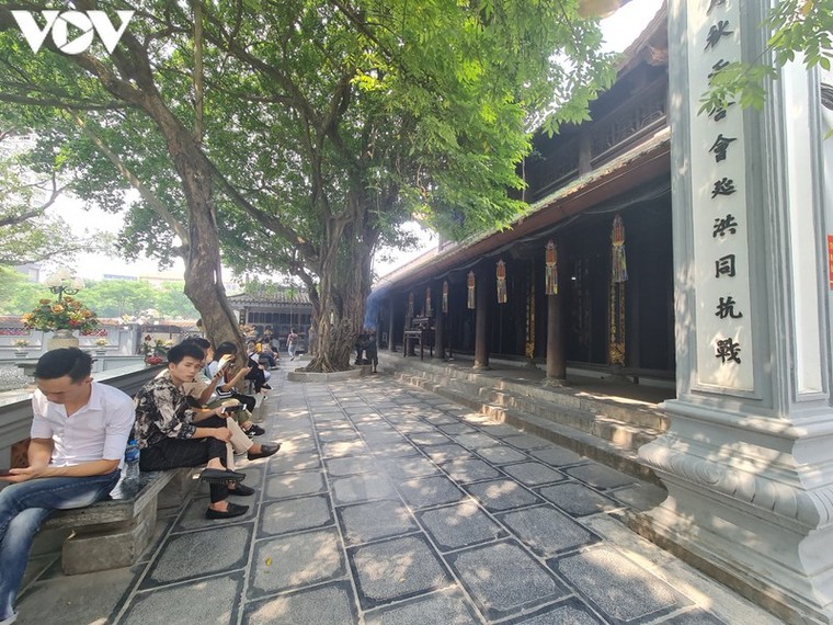 Chùa chiền ở Hà Nội vắng vẻ, lác đác người dân đi lễ trong ngày Rằm tháng 7 ảnh 13