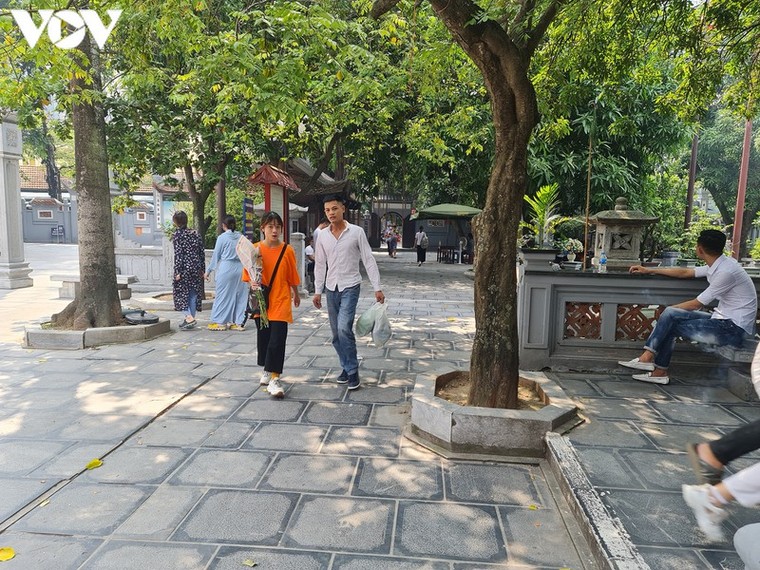 Chùa chiền ở Hà Nội vắng vẻ, lác đác người dân đi lễ trong ngày Rằm tháng 7 ảnh 15