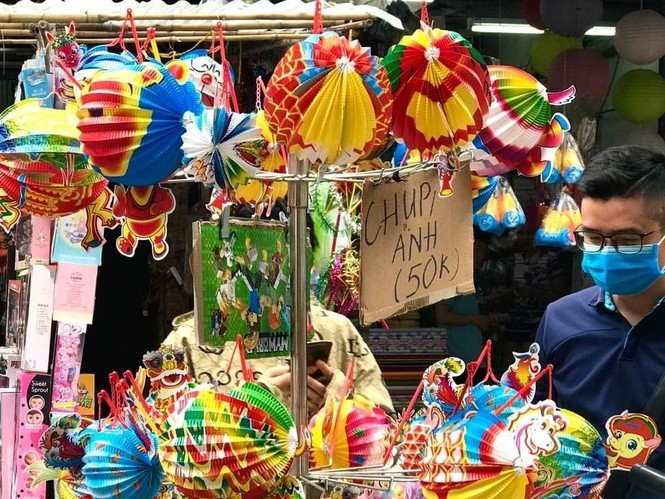 Tự ý treo biển thu phí chụp ảnh, nhiều chủ quán trên phố Hàng Mã bị xử lý ảnh 1