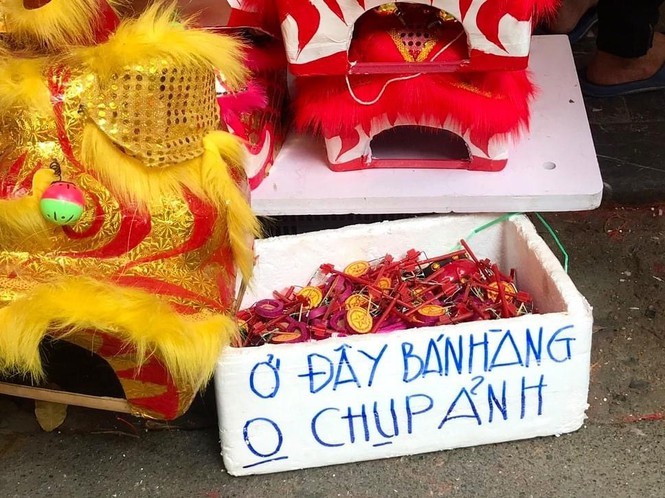 Tự ý treo biển thu phí chụp ảnh, nhiều chủ quán trên phố Hàng Mã bị xử lý ảnh 3