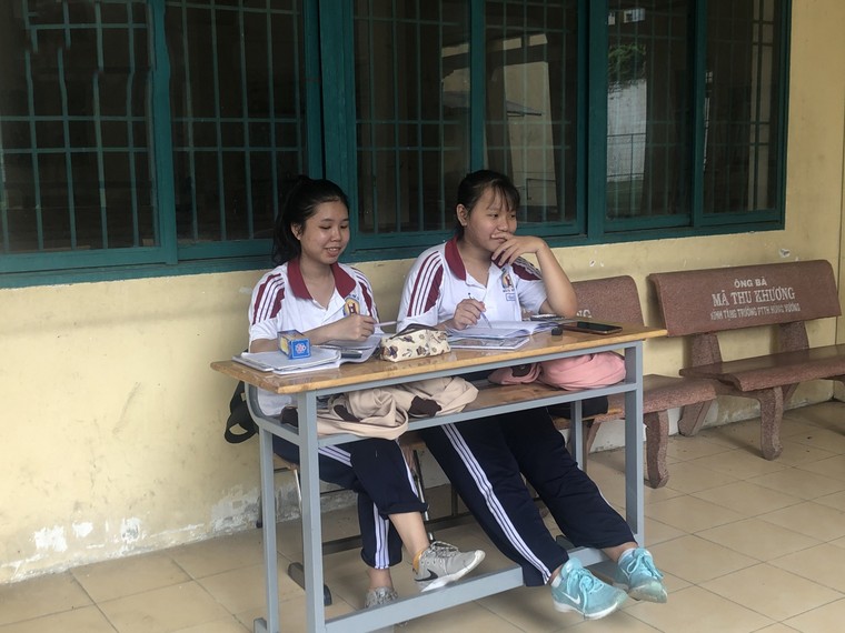 Học sinh sử dụng điện thoại trong giờ học: Cấm hay quản đều khó ảnh 2